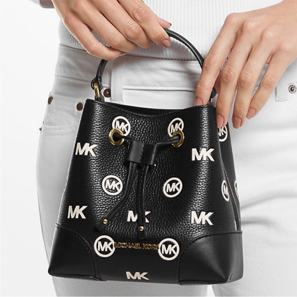 MICHAEL KORS
Mercer Small Logo Embossed Leather Bucket Bag
COLOR BLACK - Picture 15 of 16